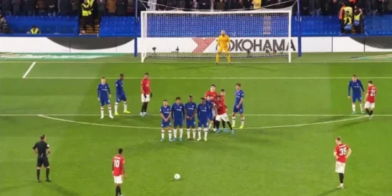 Đá phạt gián tiếp đóng vai trò quan trọng trong bóng đá